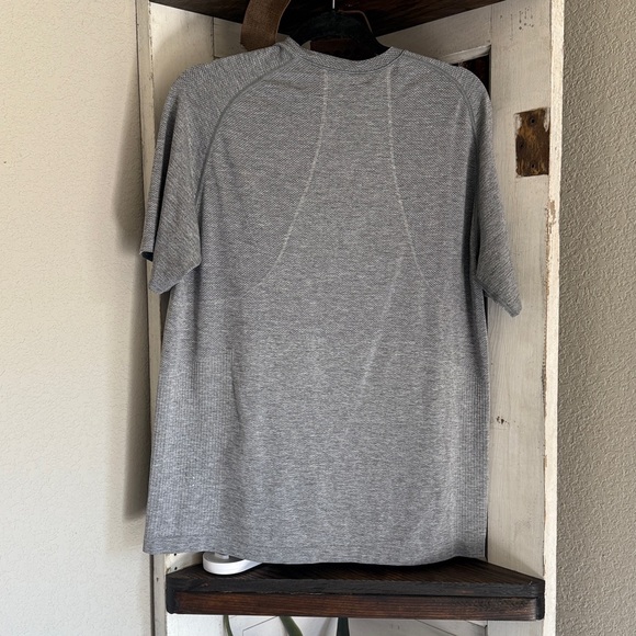 Lululemon Gray Men's T-Shirt - Picture 4 of 5